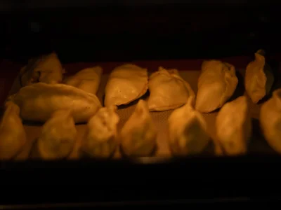Enfournez les empanadas dans un four préchauffé et laissez cuire jusqu'à ce qu'ils soient dorés.